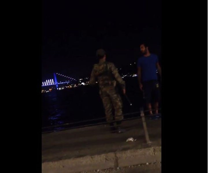 Турски војник поручио: Ово је пуч, идите кући! (ВИДЕО)